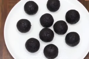 Cake Pops-केक पॉप्स